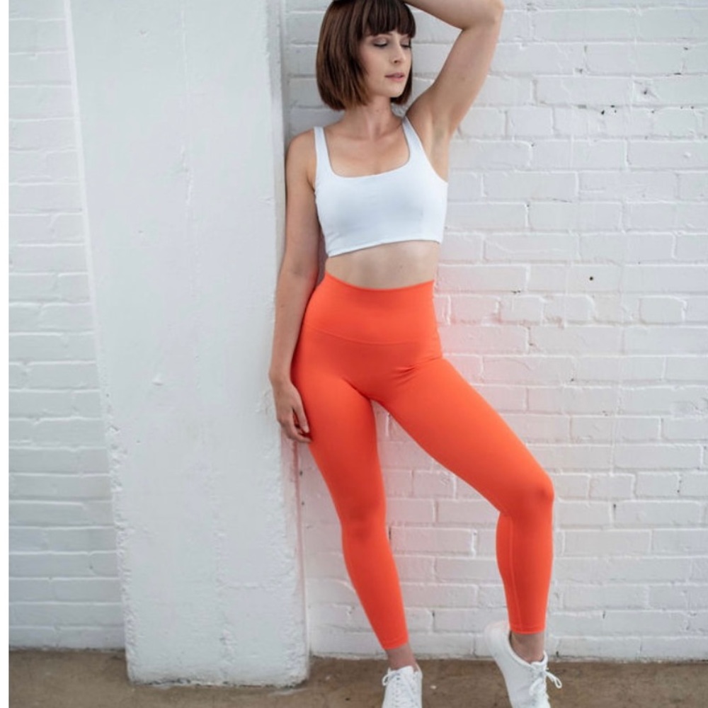 SAVVI SOLAS LEGGINGS NWOT YOGA WORKOUT PANTS - SIZE L - COLOR ELECTRIC PAPAYA